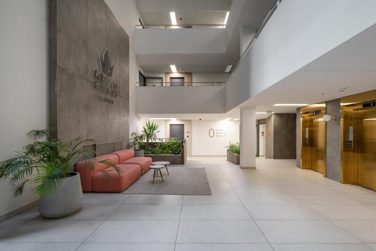 Grand Corvin Studio With Balcony Budapest Exteriör bild